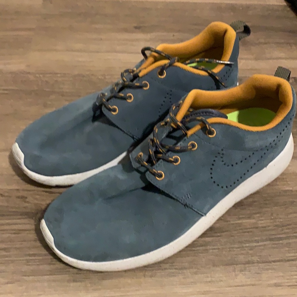 Women’s Roshe Run Suede size 8.5